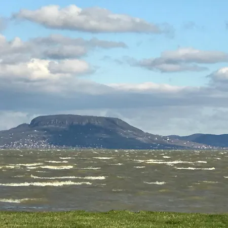 Hébergement de vacances Ket Szobas, Teraszos, Kertes Vendeghaz
